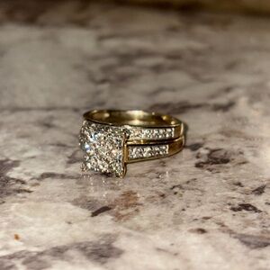 Elegant Gold Women's Ring